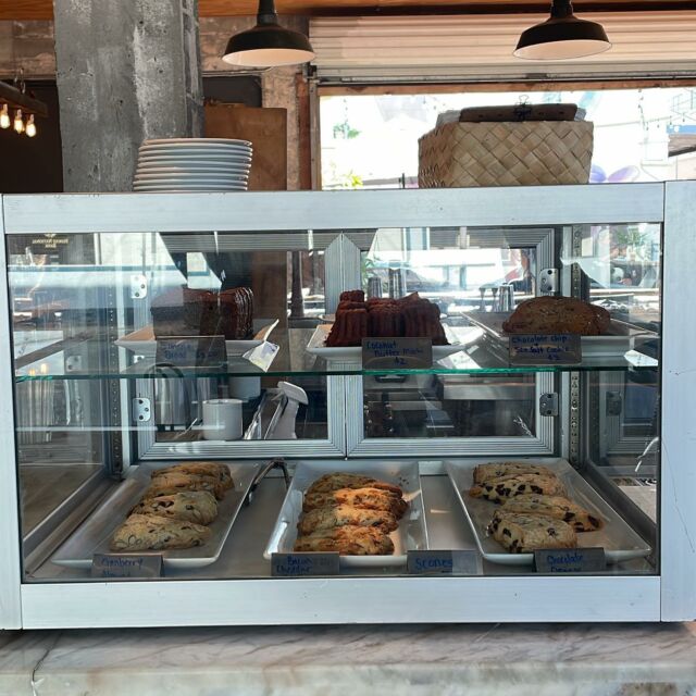 WE’RE BACK!!!! Come get some of your KS and TOWN favorites @mudhenwater , Tuesday-Saturday 8am-2pm. 

#hanglooseatthehen #eatlocal #eat9thandwaialae